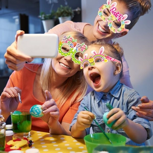 Lunettes de Pâques en papier avec motifs de lapins et d'œufs pour photos