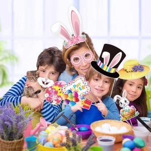 Familia posando con accesorios para fotos de Pascua como orejas de conejo coloridas