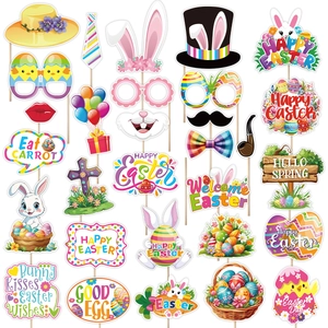 Detalle del set de accesorios para fotos de Pascua con orejas de conejo y carteles