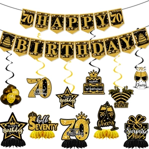 Dettaglio del kit 70° compleanno con striscione nero oro e centrotavola a nido d'ape