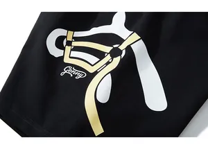 Détail du motif cheval imprimé sur un short en coton noir au style streetwear moderne