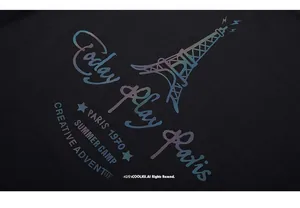 Gros plan sur l'imprimé holographique de la Tour Eiffel sur un t-shirt noir en coton