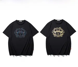 Détail de l'imprimé Chinese Knights sur un t-shirt noir surdimensionné pour hommes