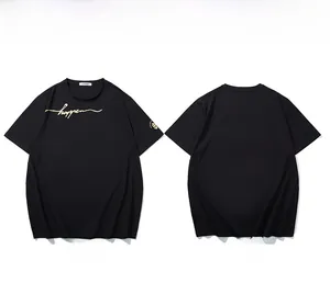 Vista anteriore e posteriore di una t-shirt nera con stampa artistica dorata happen