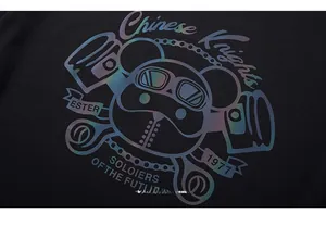 Détail de l'imprimé panda holographique sur t-shirt noir oversize pour hommes