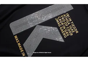 Vue macro du motif 'K' en strass et impression dorée sur un t-shirt en coton noir oversize