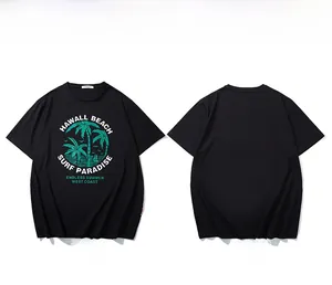 Détail à plat d'un t-shirt en coton noir avec imprimé de palmiers hawaïens verts