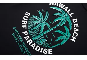 Détail de l'imprimé palmier tropical et du coton de haute qualité sur t-shirt noir