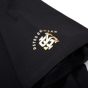 T-shirt uomo oversize nera con dettaglio logo stampato in oro sulla manica