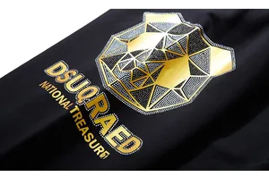 Détail du panda en feuille d'or et strass sur le pantalon de survêtement noir