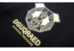 Détail du motif panda avec feuille dorée et strass sur sweat noir à manches longues