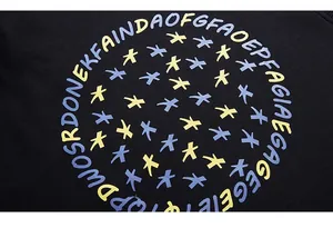 Gros plan sur l'imprimé circulaire coloré du sweat-shirt noir surdimensionné en coton