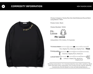 Détail de la calligraphie dorée sur l'encolure du t-shirt noir à manches longues en coton