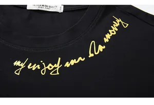 Détail d'un t-shirt noir grande taille avec inscription jaune et étiquette de taille 5XL