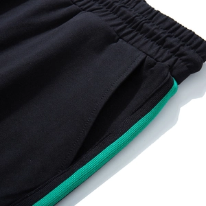 Pantaloni sportivi neri da uomo con vita elastica e strisce laterali verdi