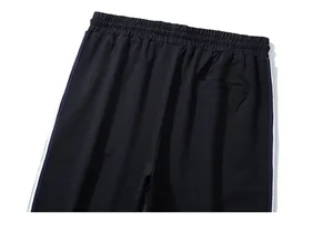 Détail de la taille élastique avec cordon et poche arrière sur pantalon de sport bleu marine