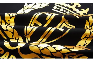 Dettaglio della stampa a corona dorata su t-shirt di lusso nera a maniche lunghe