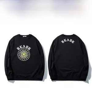 Vue détaillée avant et arrière d'un sweat-shirt noir avec impression de lettres BLADR