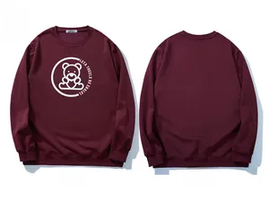 Détail d'un sweat bordeaux oversize avec imprimé graphique d'ours blanc sur le devant