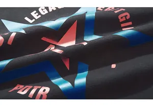 Vue macro de l'impression graphique étoile rouge et bleue sur tricot noir épais