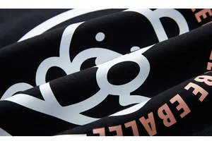 Détail de l'imprimé ours de qualité et du texte EBALL sur tissu en coton noir premium