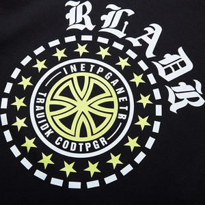Sweat-shirt noir street style avec imprimé gothique et emblème circulaire à étoile jaune
