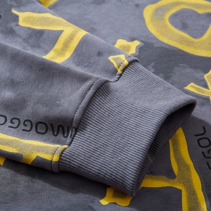 Gray oversized long-sleeve sweatshirt with rib-knit cuffs and UMOGGO letter print detail
