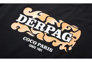Détail d'un t-shirt en coton noir mode urbaine avec motif de flamme orange et texte