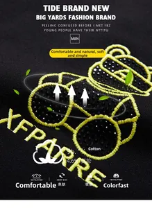 Détail de la broderie ours et des strass sur un pantalon de jogging en coton noir premium
