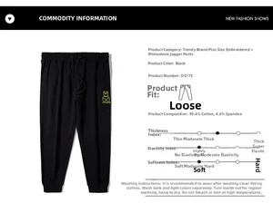Détail de la broderie d'ours et design en strass sur jogging noir grande taille pour hommes