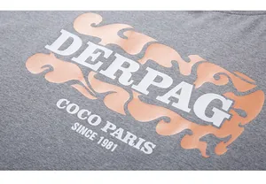 Détail d'un t-shirt gris en coton avec motifs flammes oranges et lettrage DERPAG