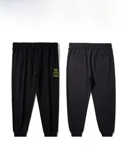 Vues avant et arrière du jogging noir avec broderie ours et taille élastiquée