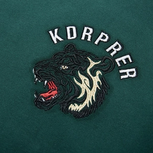 Sweatshirt homme vert foncé avec broderie tête de tigre détaillée sur coton de qualité