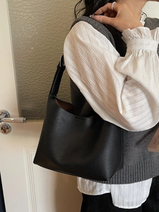 Minimalist black lychee pattern leather shoulder bag with large capacity for women