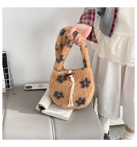 Détail du sac à main en peluche léopard avec fausse fourrure douce et cordon de serrage