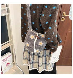 Détail de la bandoulière en peluche grise avec motifs marguerites et bouton en bois
