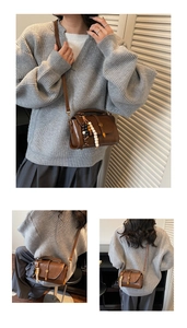 Détail du sac vintage marron avec pompon en perles bohèmes et bandoulière en cuir souple