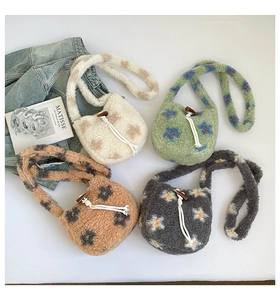 Détail des sacs bandoulière en peluche fleurie avec boutons en bois et texture polaire