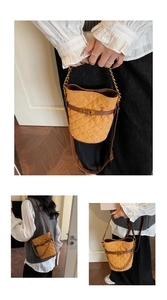 Détails du sac seau matelassé jaune avec poignée en chaîne dorée et bandoulière réglable