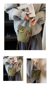 Détails du sac seau matelassé vert olive avec chaîne dorée et finitions en cuir
