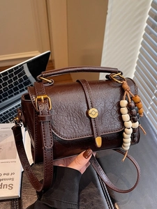 Sac à main rétro en similicuir marron foncé texturé avec perles et bandoulière fine