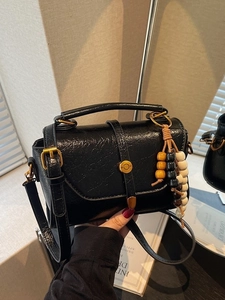 Sac à main rétro en cuir craquelé noir avec boucle dorée et gland en bois perlé