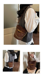 Gros plan du sac bandoulière matelassé marron avec chaîne dorée et boucle carrée rétro
