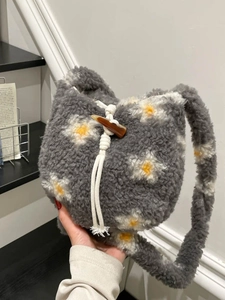Mignon Sac Bandoulière Floral en Peluche pour Femmes Fausse Fourrure Petit Sac Seau à Cordon avec Boucle en Corne pour Automne Hiver