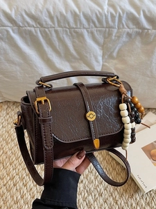Sac à main vintage marron foncé en simili cuir avec poignée et charms en perles