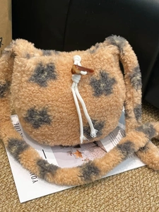 Petit sac bandoulière en peluche avec motif étoile et bouton en bois pour l'hiver