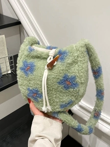 Petit sac bandoulière en peluche verte à motifs floraux bleus avec fermoir