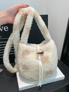 Petit sac seau beige en peluche avec motif fleur et fermeture à cordon pour l'hiver