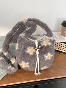Sac bandoulière en peluche grise avec motifs marguerites et bouton bascule