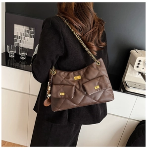 Détail du sac à bandoulière en cuir PU marron matelassé avec chaîne dorée et boucles